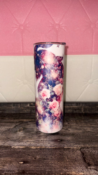 Tumbler skinny 20oz Glow in the Dark vista lateral con detalle de silueta femenina y flores – Designs Clara
