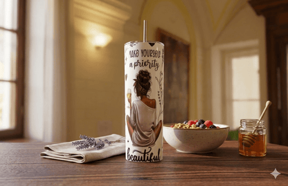 Tumbler skinny 20oz con diseño Make Yourself a Priority para mujeres en colores rosa, dorado y blanco – Designs Clara