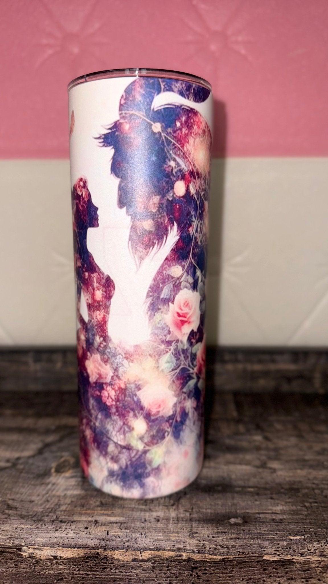 Tumbler skinny 20oz Glow in the Dark con silueta femenina floral sobre fondo lifestyle – Designs Clara